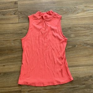 Women’s sleeveless shirt.